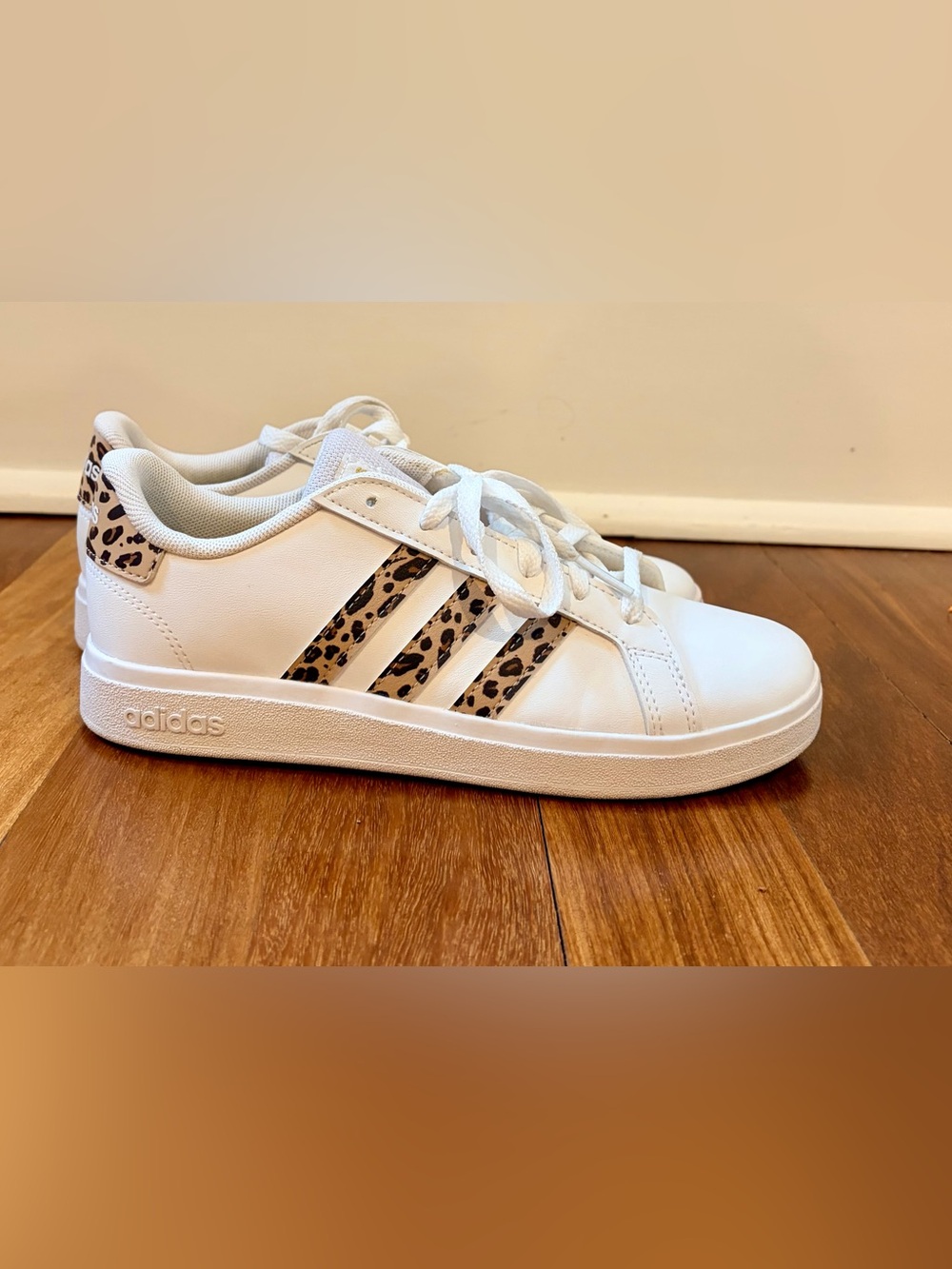 adidas Grand Court 2.0 Shoes in Cloud White / Magic Beige / Matte Gold - Girls